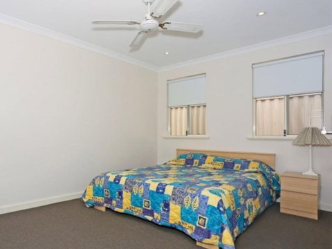 Falcon By The Bay - Accommodation Main Beach 2