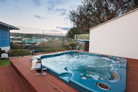 Fragrant Harbour - Accommodation Main Beach 1