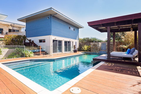 Fragrant Harbour - Accommodation Main Beach 2