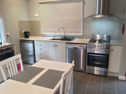 High Peaks Cottages - Accommodation Main Beach 2