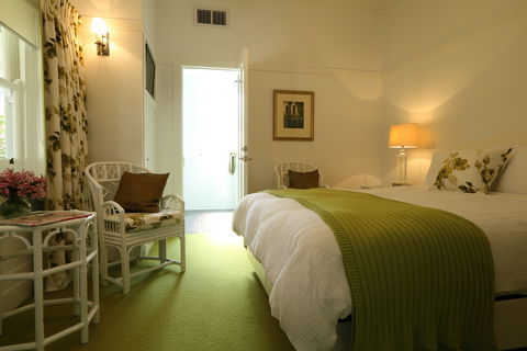 Holmwood Guesthouse And Spa Cottages - Accommodation Main Beach 2