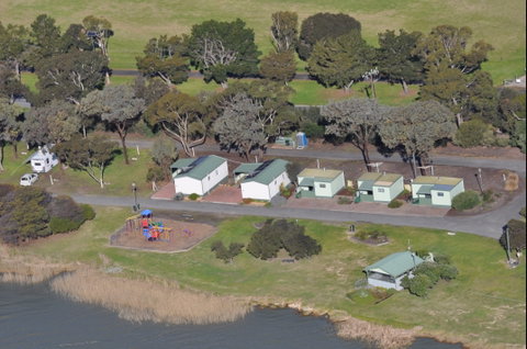 Lake Albert Caravan Park, Meningie SA - Accommodation Main Beach 1