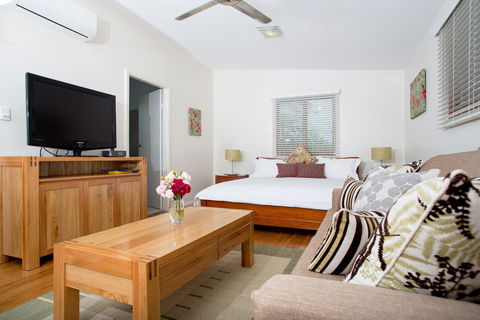 Lilypad Luxury Cabins - Accommodation Main Beach 2