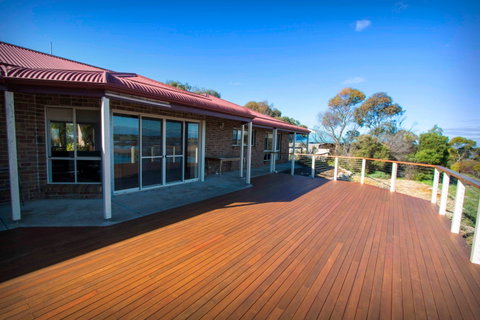 Limestone Ridge - Holiday House - Accommodation Main Beach 0