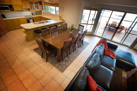 Limestone Ridge - Holiday House - Accommodation Main Beach 2