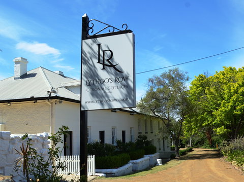 Lythgo's Row Colonial Cottages - Accommodation Main Beach 2