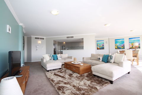 Oasis 11 - Accommodation Main Beach 1