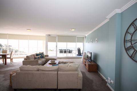 Oasis 11 - Accommodation Main Beach 2
