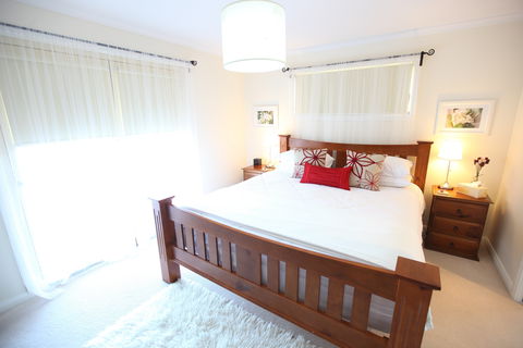 One Tree Bed And Breakfast: The Suite And The Retreat - Accommodation Main Beach 0