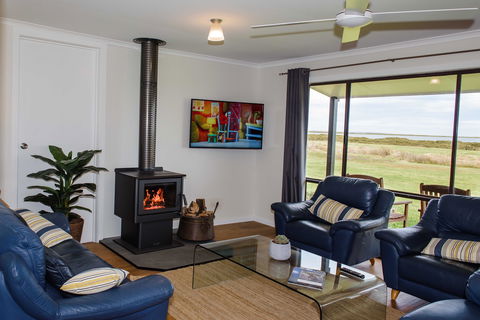 Port Albert Waterview Retreat - Accommodation Main Beach 2