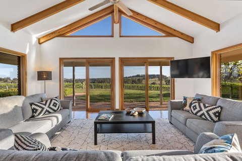 Simon Tolley Lodge - Accommodation Main Beach 0