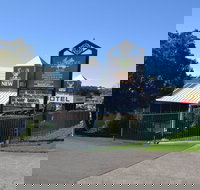 The Oaks Hotel Motel