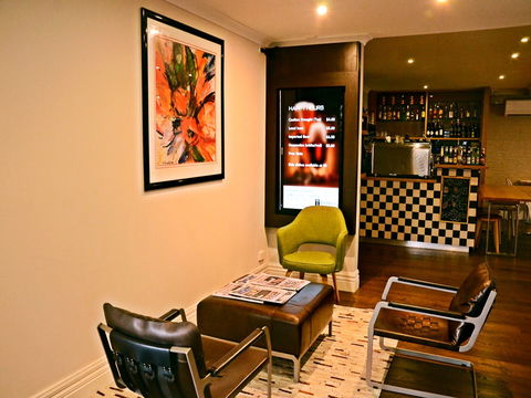 The Waverley International Hotel - Accommodation Main Beach 1