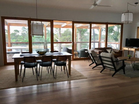 The Lakehouse Beechworth - Accommodation Main Beach 2