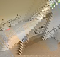 Tinnies at Back Creek Vineyard