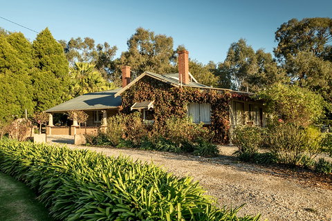 Barristers Block Vigneron Villa - Accommodation Main Beach 0