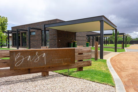 Basq Stays - Accommodation Main Beach 1