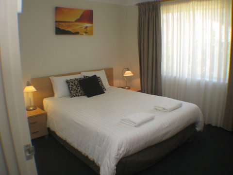 Beaches Serviced Apartments - Accommodation Main Beach 1