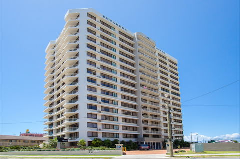 Breakers North - Absolute Beach Front Holiday Apartments - Accommodation Main Beach 1