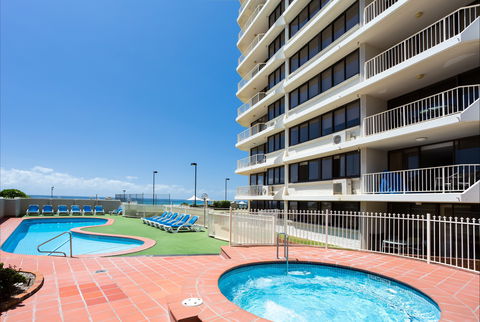 Breakers North - Absolute Beach Front Holiday Apartments - Accommodation Main Beach 2