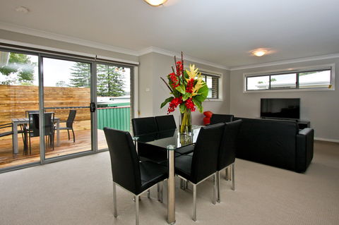 Cardiff Executive Apartments - Accommodation Main Beach 1