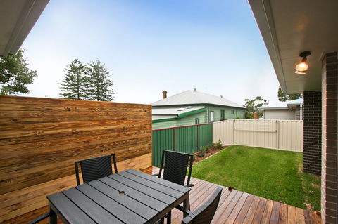 Cardiff Executive Apartments - Accommodation Main Beach 2