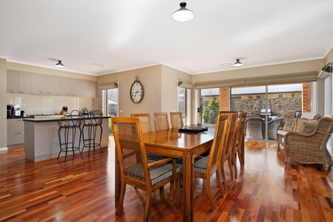 Collins Retreat - Accommodation Main Beach 1