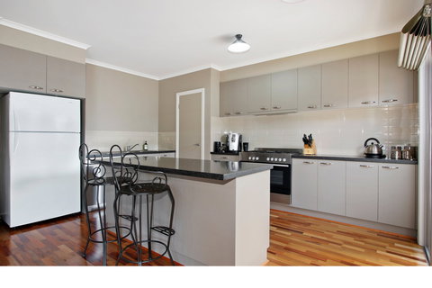 Collins Retreat - Accommodation Main Beach 2