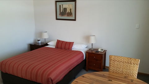 Coonawarra Motor Lodge - Accommodation Main Beach 2