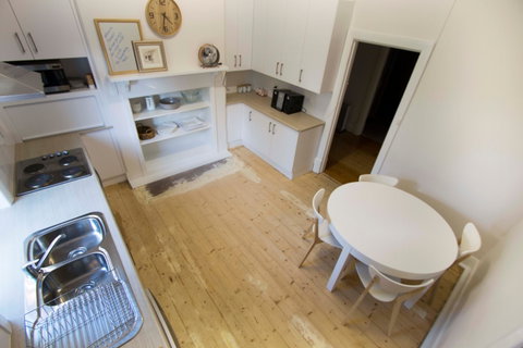 Doreen's - Accommodation Main Beach 1