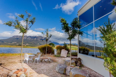 Eagles Nest Retreat - Accommodation Main Beach 0