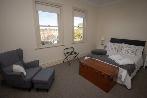 Helensburgh Hotel - Accommodation Main Beach 2