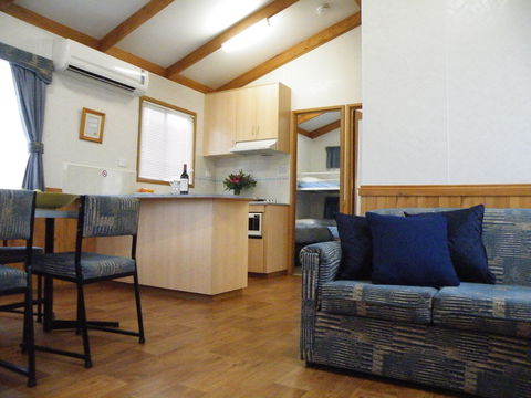 Lake Hamilton Motor Village And Caravan Park - Accommodation Main Beach 1