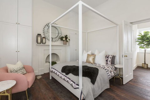 Landmark 1850s Family Fremantle Home - Accommodation Main Beach 0