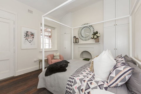 Landmark 1850s Family Fremantle Home - Accommodation Main Beach 1