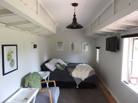 Miners Ridge Vineyard Railway Carriage B&B - Accommodation Main Beach 0