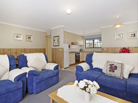 Oak Cottage - Tudor Village - Accommodation Main Beach 2