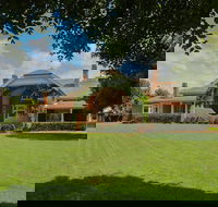 Petersons Guesthouse and Winery - Accommodation Main Beach