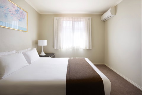 Pinnacle Apartments - Accommodation Main Beach 2