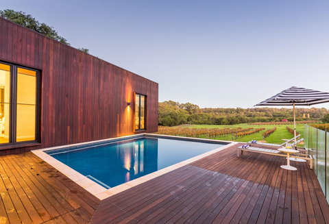 Sophies Vineyard - Accommodation Main Beach 1