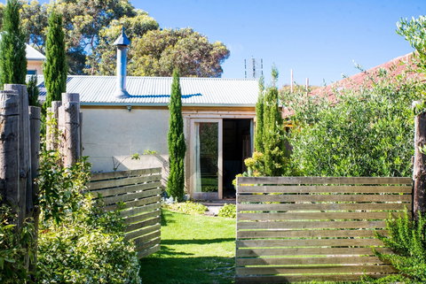 Trader Jack's - Accommodation Main Beach 1