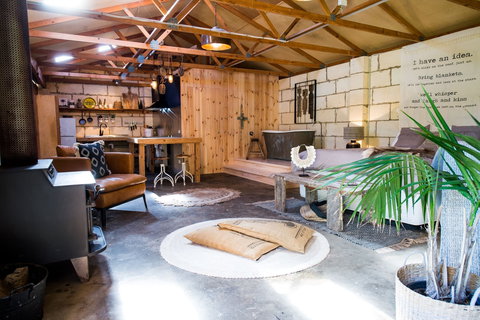 Trader Jack's - Accommodation Main Beach 2