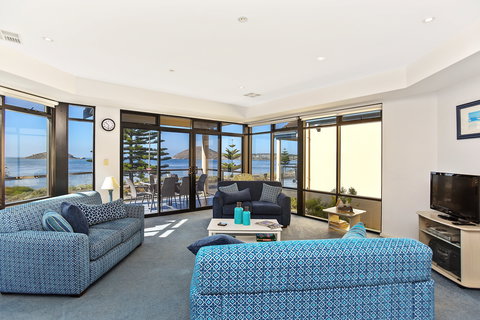 63 Franklin Parade - Accommodation Main Beach 2