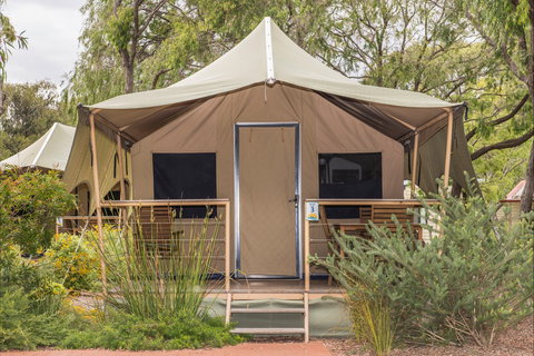 Amblin Holiday Park - Accommodation Main Beach 0