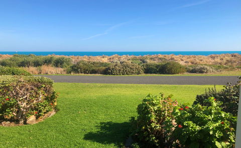 Calm Seas - Accommodation Main Beach 1