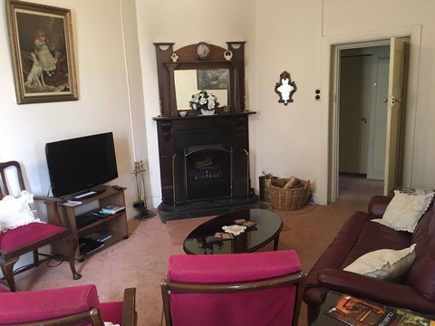 Croll Cottage - Accommodation Main Beach 1