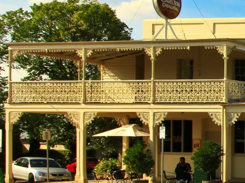 Hibernian Hotel Apartments - Accommodation Main Beach 2