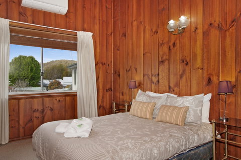Le Chateau - Accommodation Main Beach 2