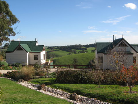 Loves Lane Cottages - Accommodation Main Beach 1