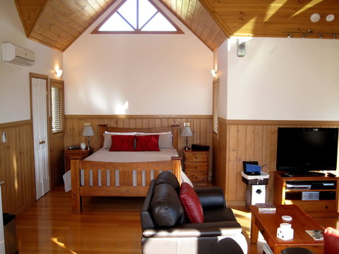 Loves Lane Cottages - Accommodation Main Beach 2
